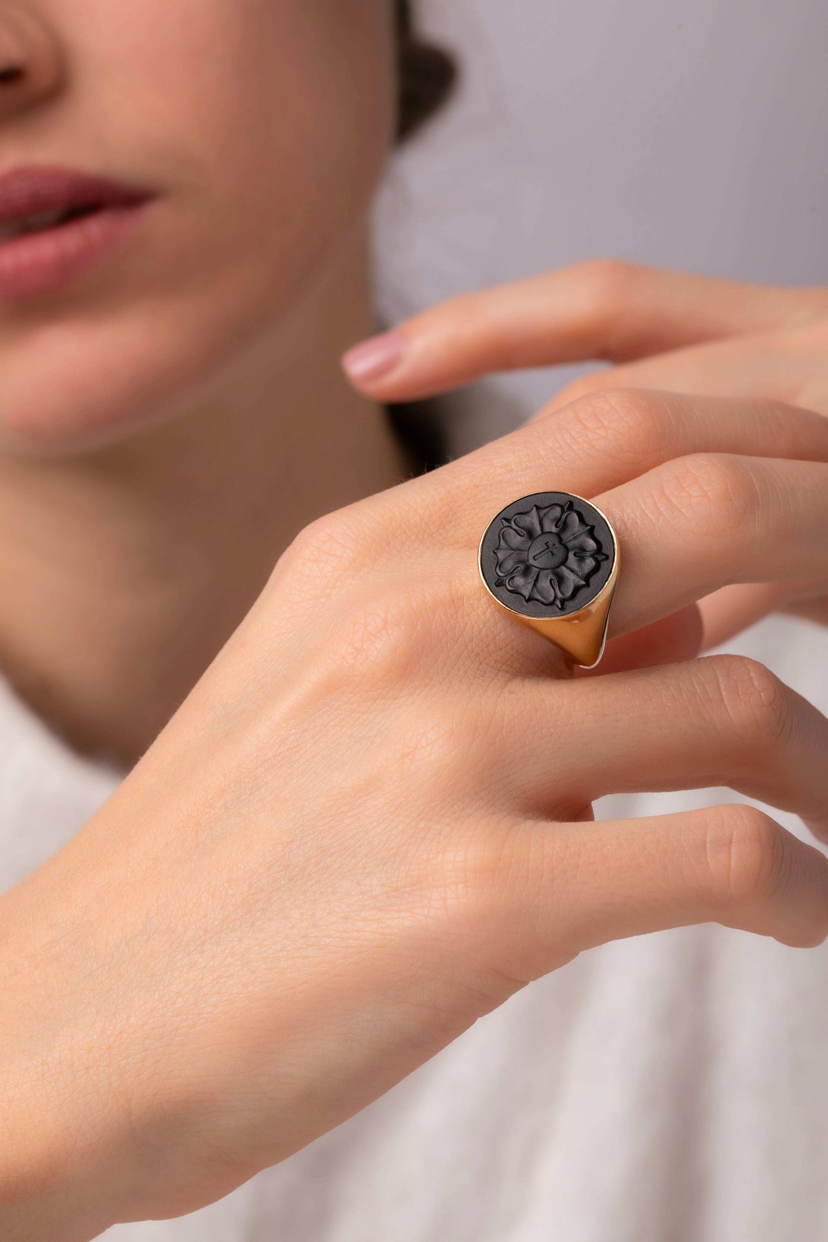ONYX LUTHER ROSE RING