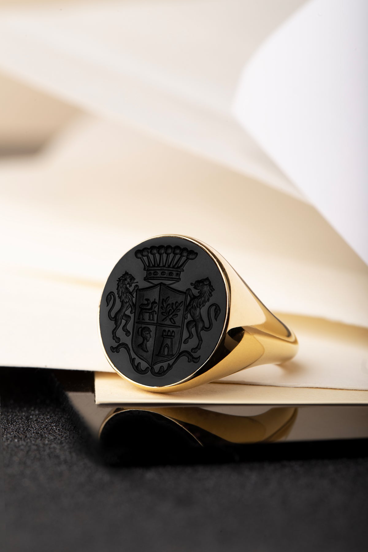 ONYX FAMILY CREST RING