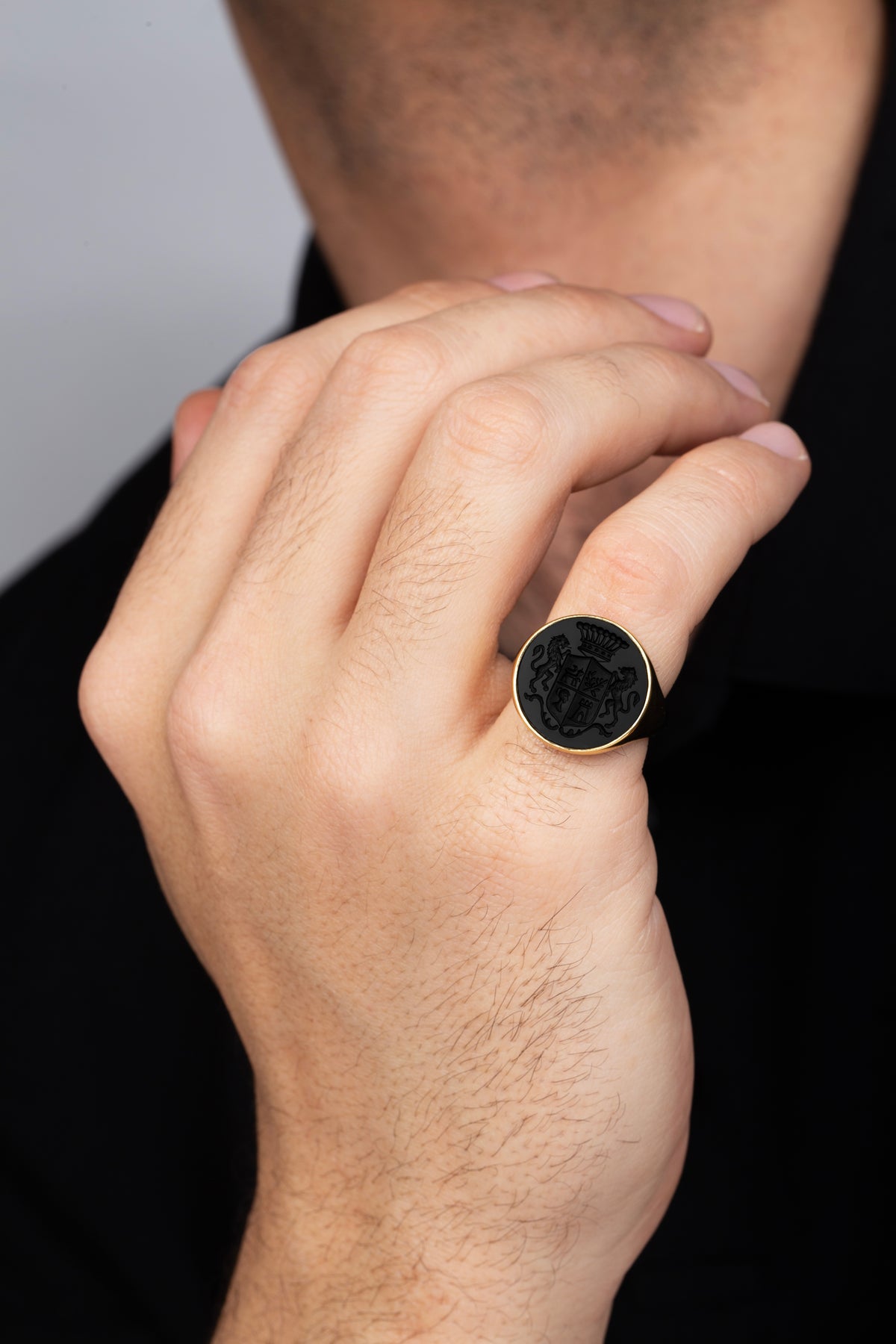 ONYX FAMILY CREST RING