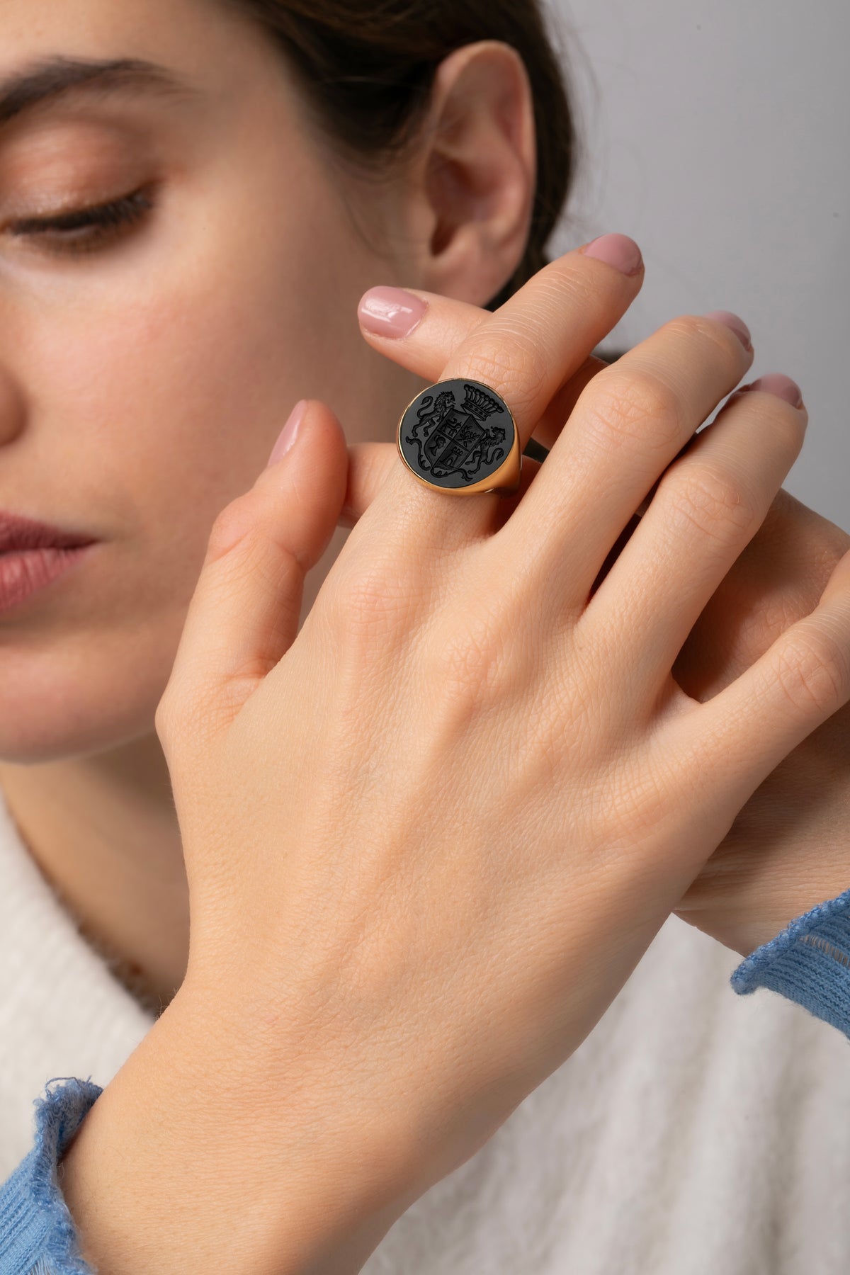 ONYX FAMILY CREST RING